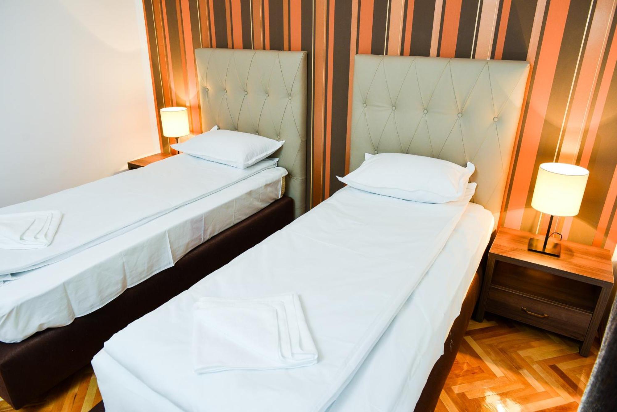 Park House Hotel Dej Bagian luar foto