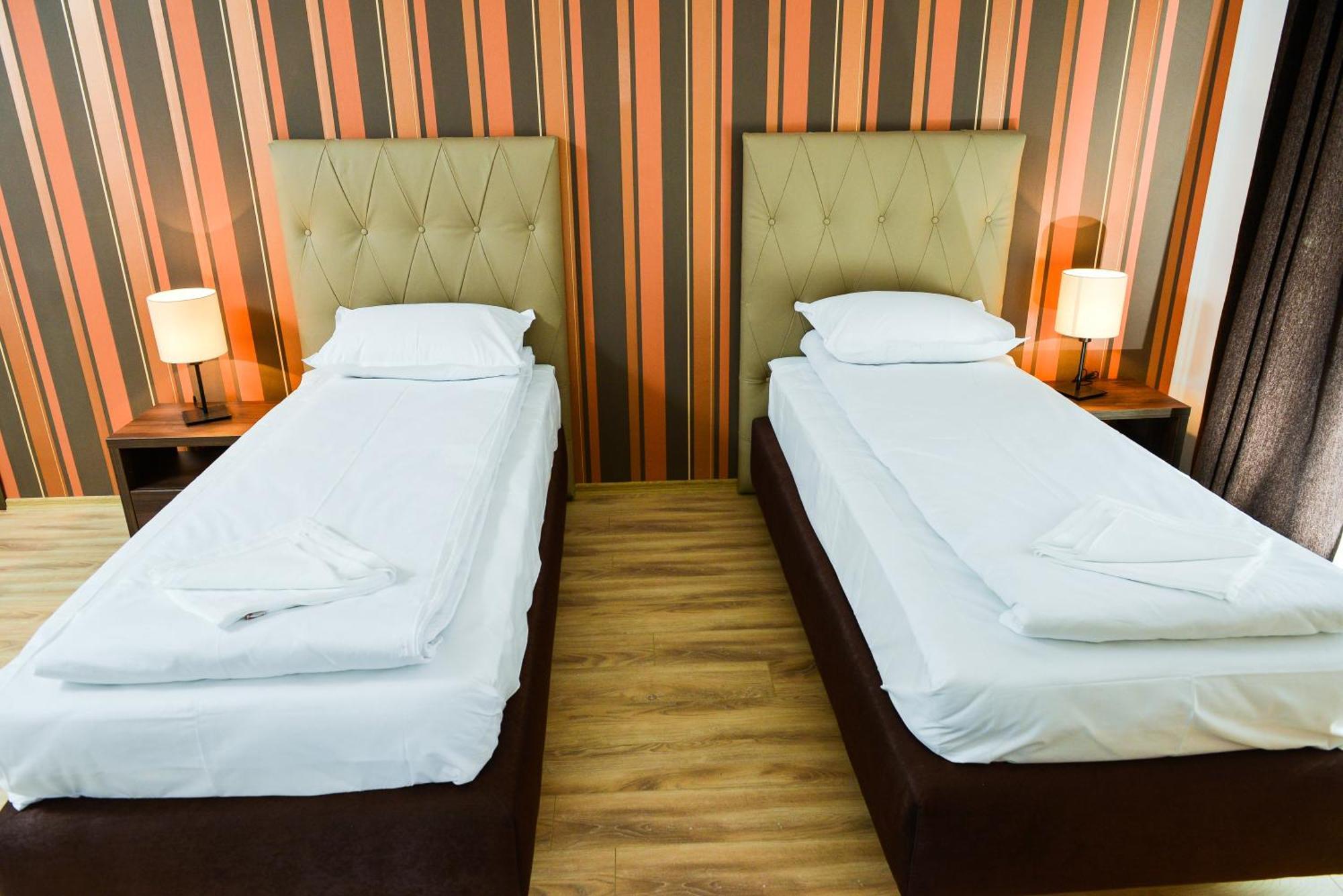 Park House Hotel Dej Bagian luar foto