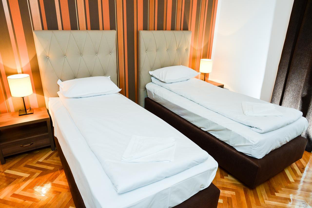 Park House Hotel Dej Bagian luar foto
