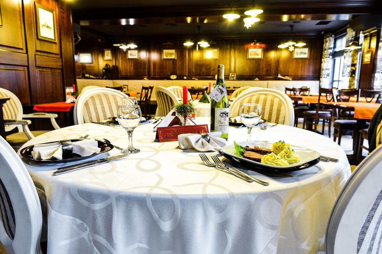 Park House Hotel Dej Bagian luar foto