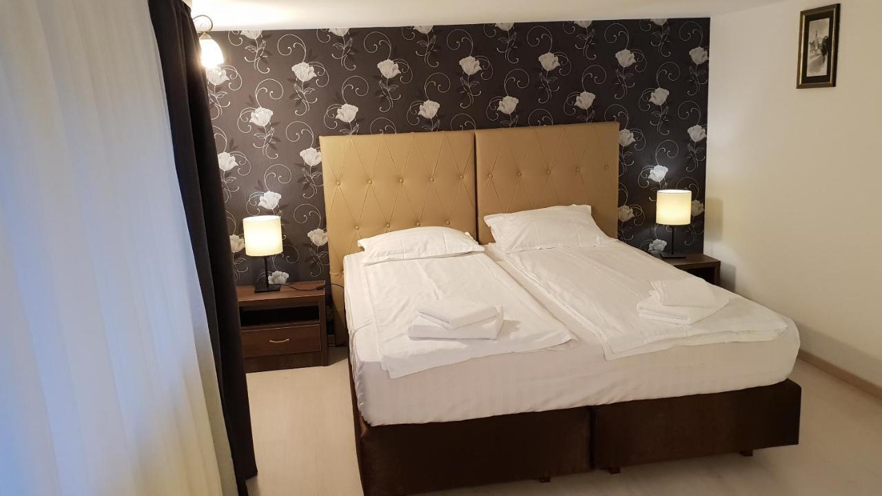 Park House Hotel Dej Bagian luar foto